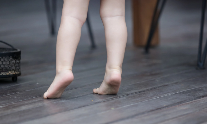 trẻ đi nhón chân