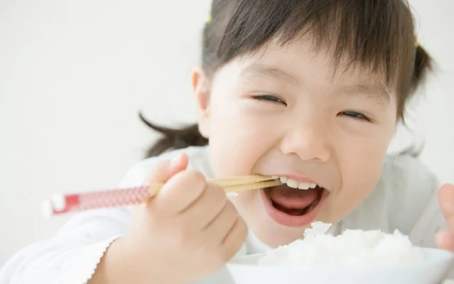 Bé ăn cơm